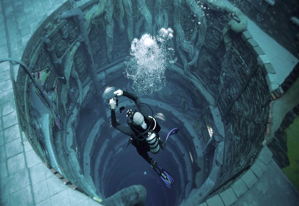 Dubai deep diving pool